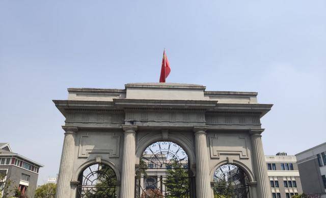 更名为国立中央政治大学,直属国民政府教育部,顾毓琇担任校长(顾毓琇