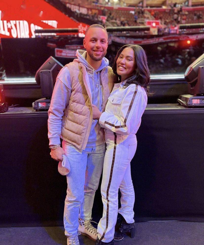 字母哥小鸟依人,给30岁女友庆生!