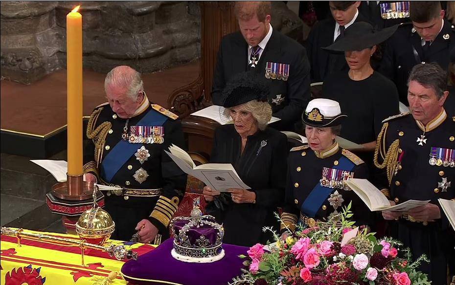 英国女王国葬进行时,不少人往灵柩和车队扔鲜花,送她最后一程_威斯敏