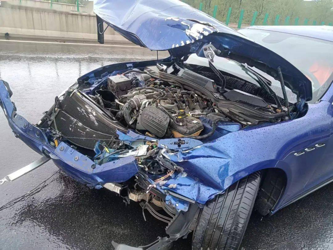 这样开车,百万豪车也扛不住._雨天_事故_车道