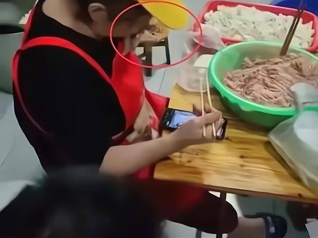 餐馆女员工边抽烟边包馄饨 餐馆女员工边抽烟边包馄饨是什么行为