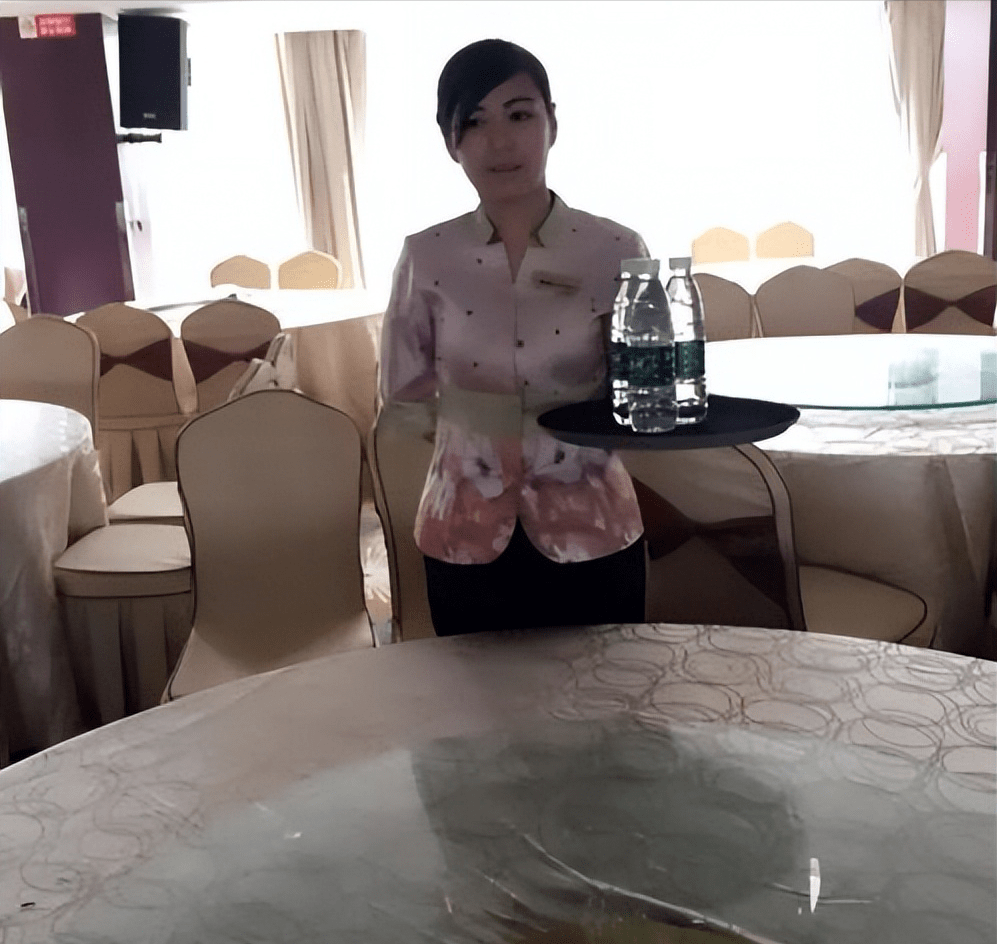 海底捞首位女服务员杨利娟:小学学历,17岁入职,42岁身价125亿!