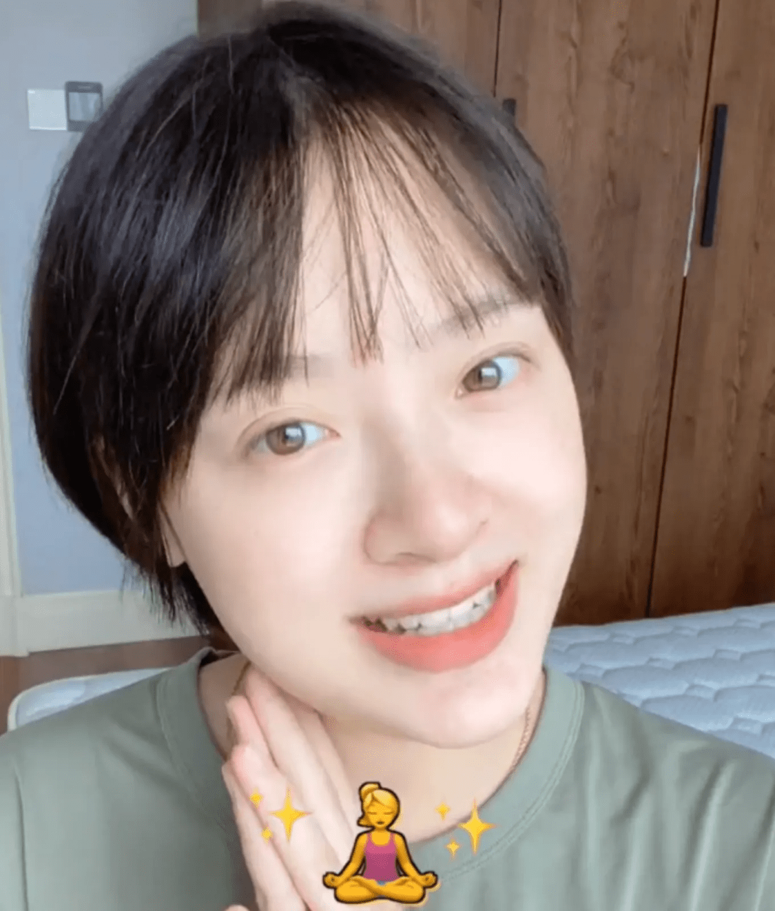 孙铱带娃出来走秀,暴露产后真实状态,鼻子变大黑眼圈很严重啊!