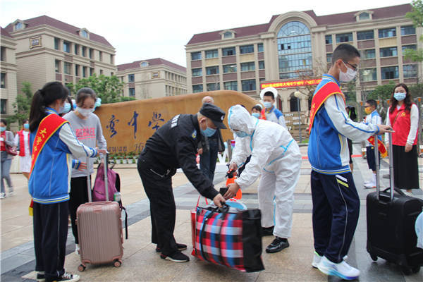 以"心"迎"新",大弯中学初中学校学子有序返校啦_迎新_樊坤_家长