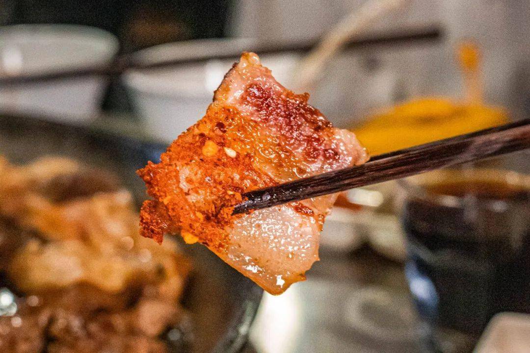人均80,我终于在南京吃上了传说中的「贵州烙锅」_鸡皮_五花肉_食材