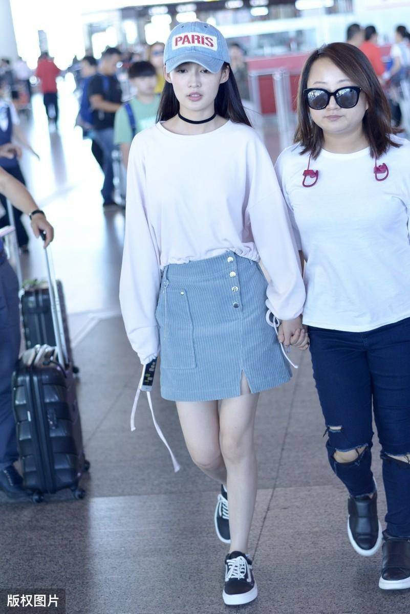 李沁臧洪娜同框,身材对比太明显,一个清新如少女一个随性似姐姐_气质