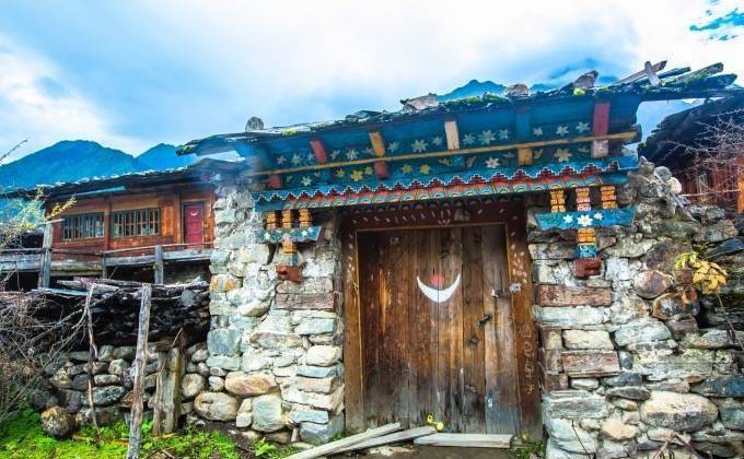西藏巴松措有一座隐匿千年的村落，美如仙境，是一处被遗忘的天堂