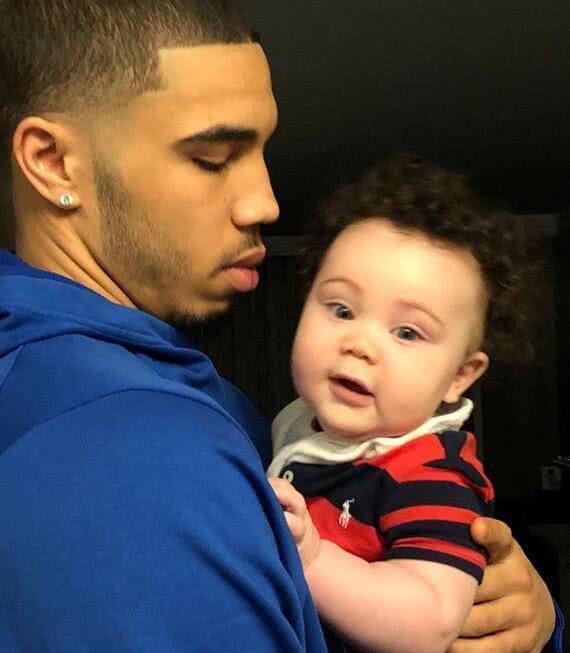 有种"女儿过猛"叫塔图姆儿子,2岁长到老爸大腿根,球场上引女子姐姐