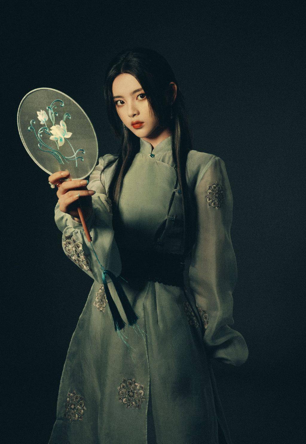 杨超越:真不愧是靠颜值出道的,水手装之后,古风造型更是绝了_团体