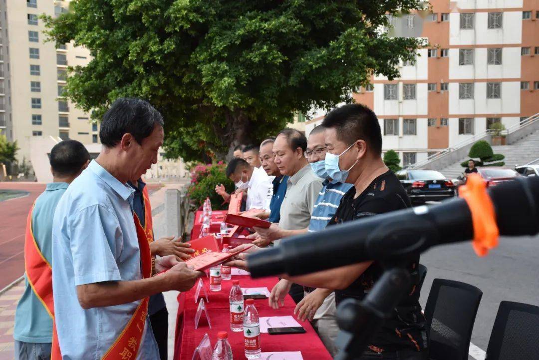 崇武镇一级主任科员林伟平,崇武海防所副教导员,崇武中学法治副校长游