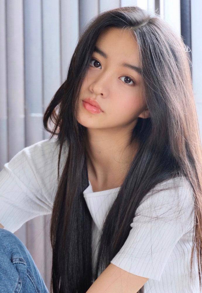 "木村光希"终于穿对,穿淡黄的长裙露出肌肉,没白费爸爸的基因_五官