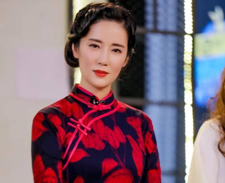 43岁曲线完美,与章子怡并称中戏八大金钗_舞蹈室_霍君华_梅婷