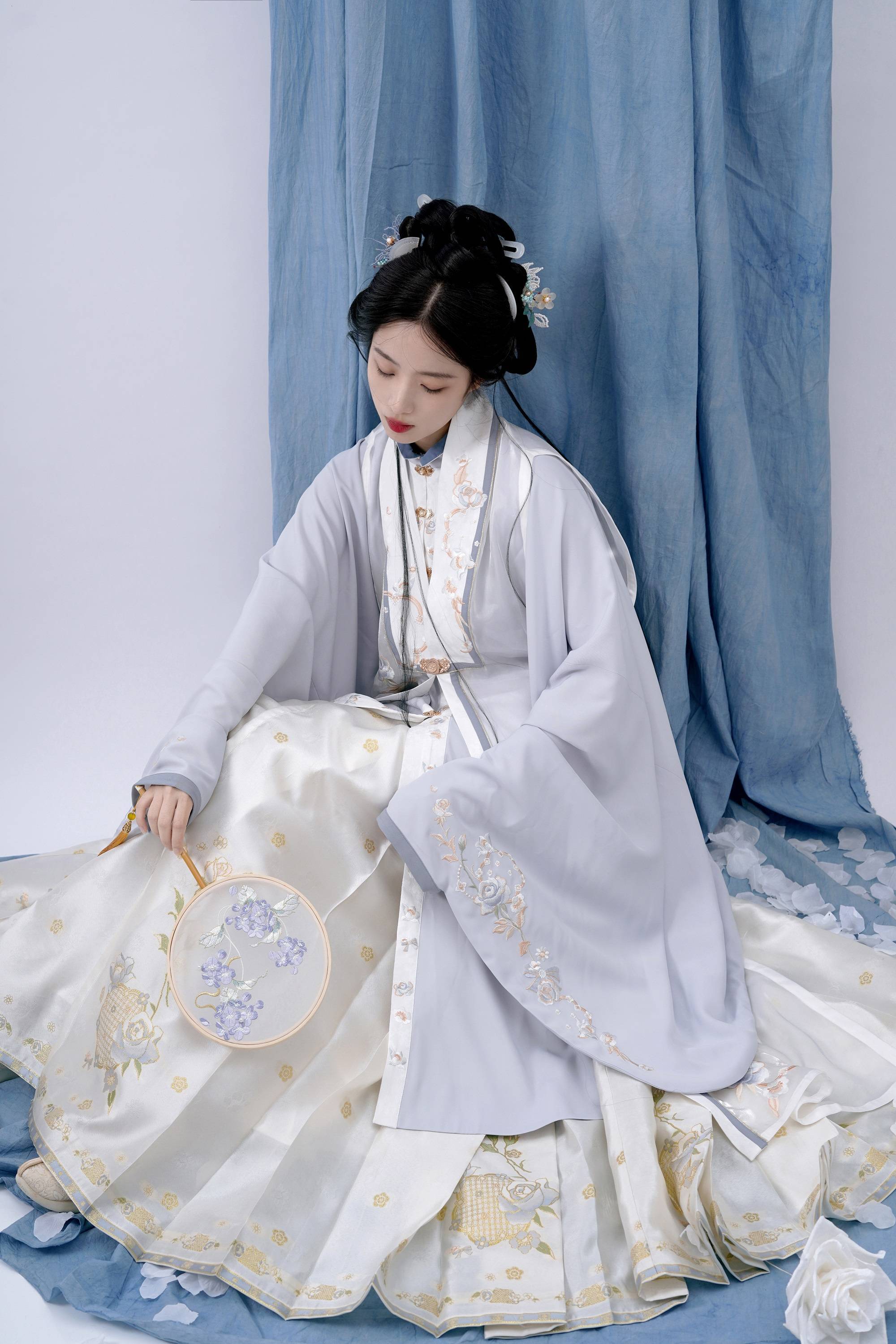 "蓝精灵"版的汉元素和明制长比甲,一眼入坑!_月华_设计_面料