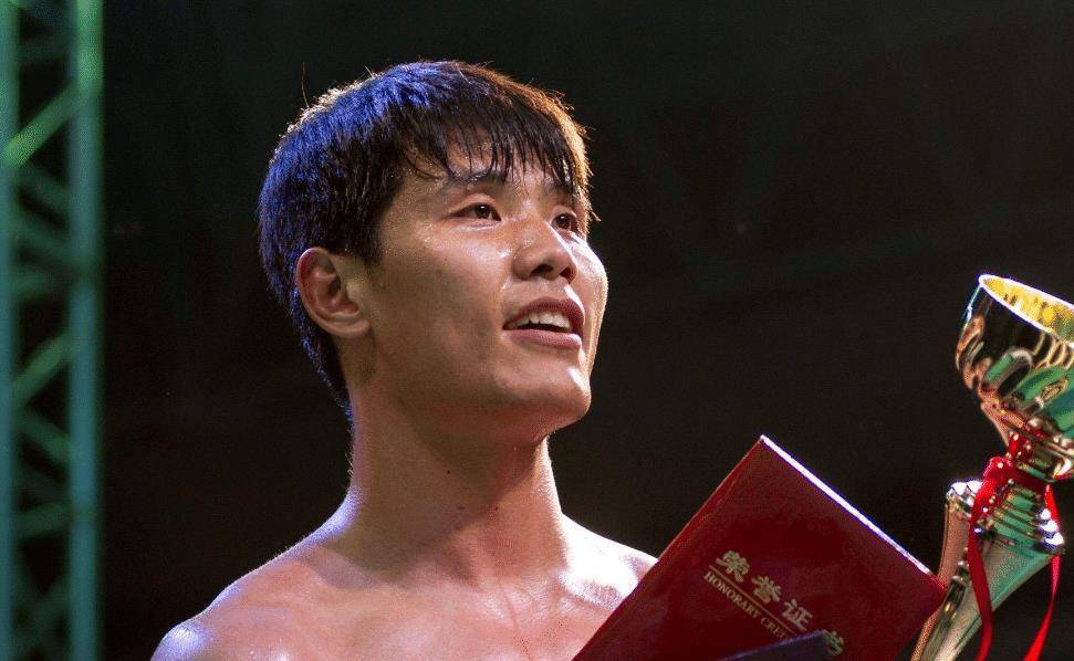 他是全国散打冠军,绰号"死神方便",生涯连胜不断,38岁成歌手_拳击