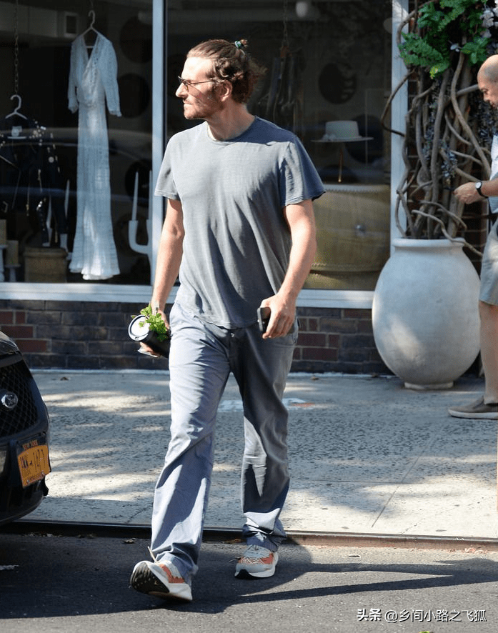布莱德利·库珀梳"小丸子头"穿灰色t恤出街 潮流帅气_bradley_cooper