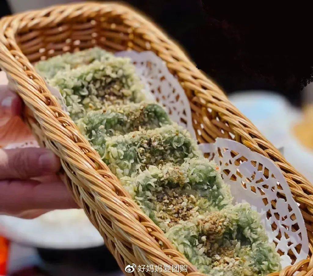 满街飘香酥掉渣的锅魁;外酥里糯红糖流心糍粑,咸口甜口都有啦~~_野菜