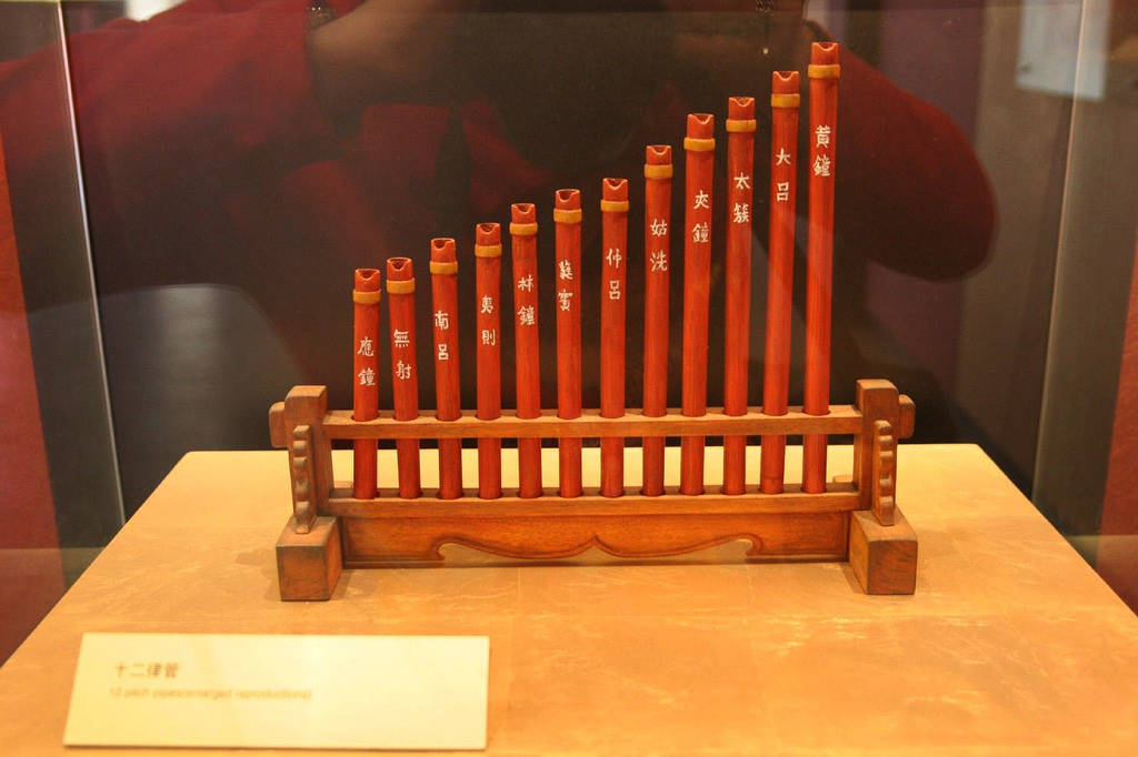 十二律管相当一根"黄钟"之"管"重量的黍粒,是十二铢;两根 "管" 之重量