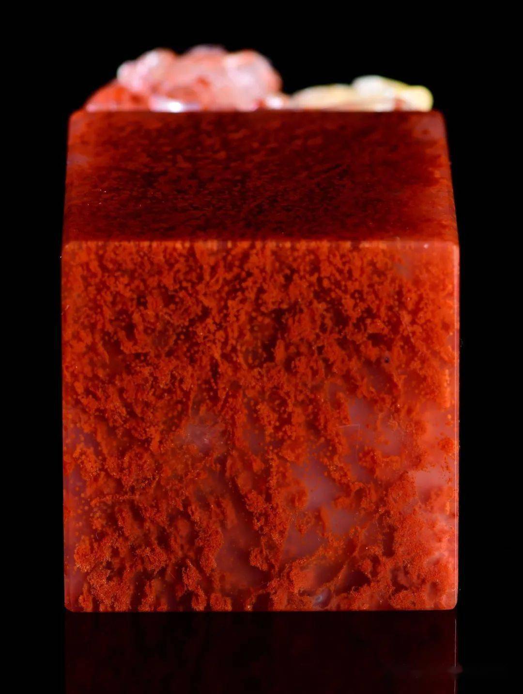 因为这件是满朱砂的其成分与寿山一样就代表一样的硬度与质色了