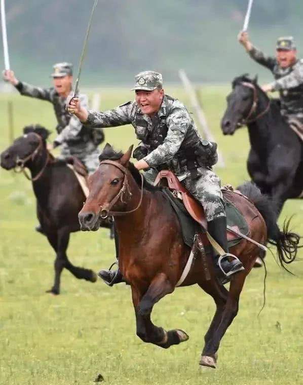 据说骑兵的马刀是不开刃的,真的是这样么?_战马_部队_马背
