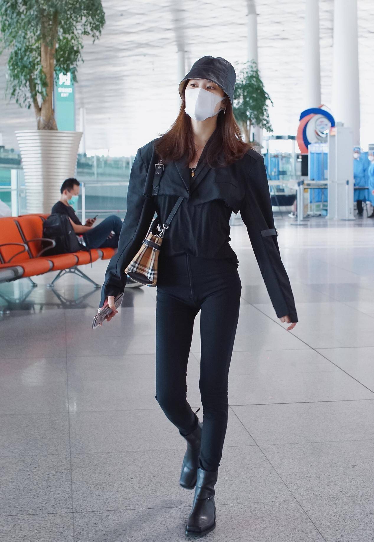 郁可唯玩转国潮,穿旗袍裙冷艳不失妩媚,"丝袜腿"让人羡慕_姑娘_短裙