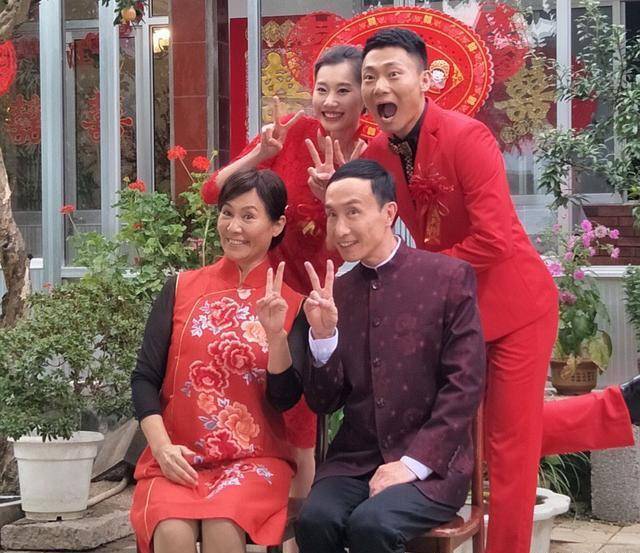 穿卡通卫衣太显美,滤镜开太重白到晃眼睛_黄一惠_巩天阔_风格
