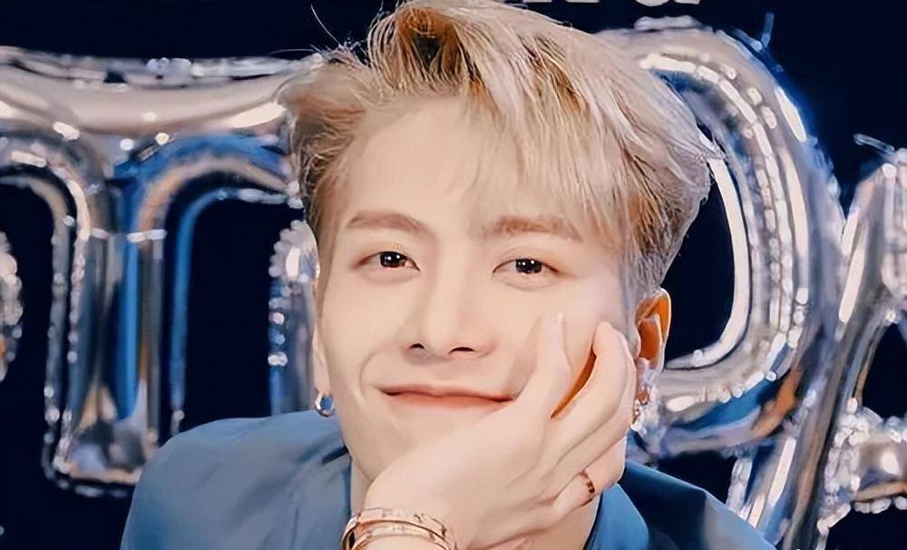 王嘉尔给粉丝送"福利":十指相扣的牵手,亲密无间的拥抱_李某峰_争议