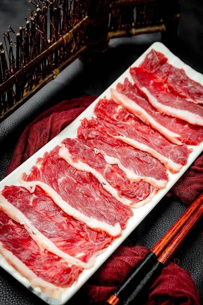 3人/4-6人餐都有哦,超适合假期一起欢聚呢~鲜肥牛鲜切的肥牛立盘猜滗