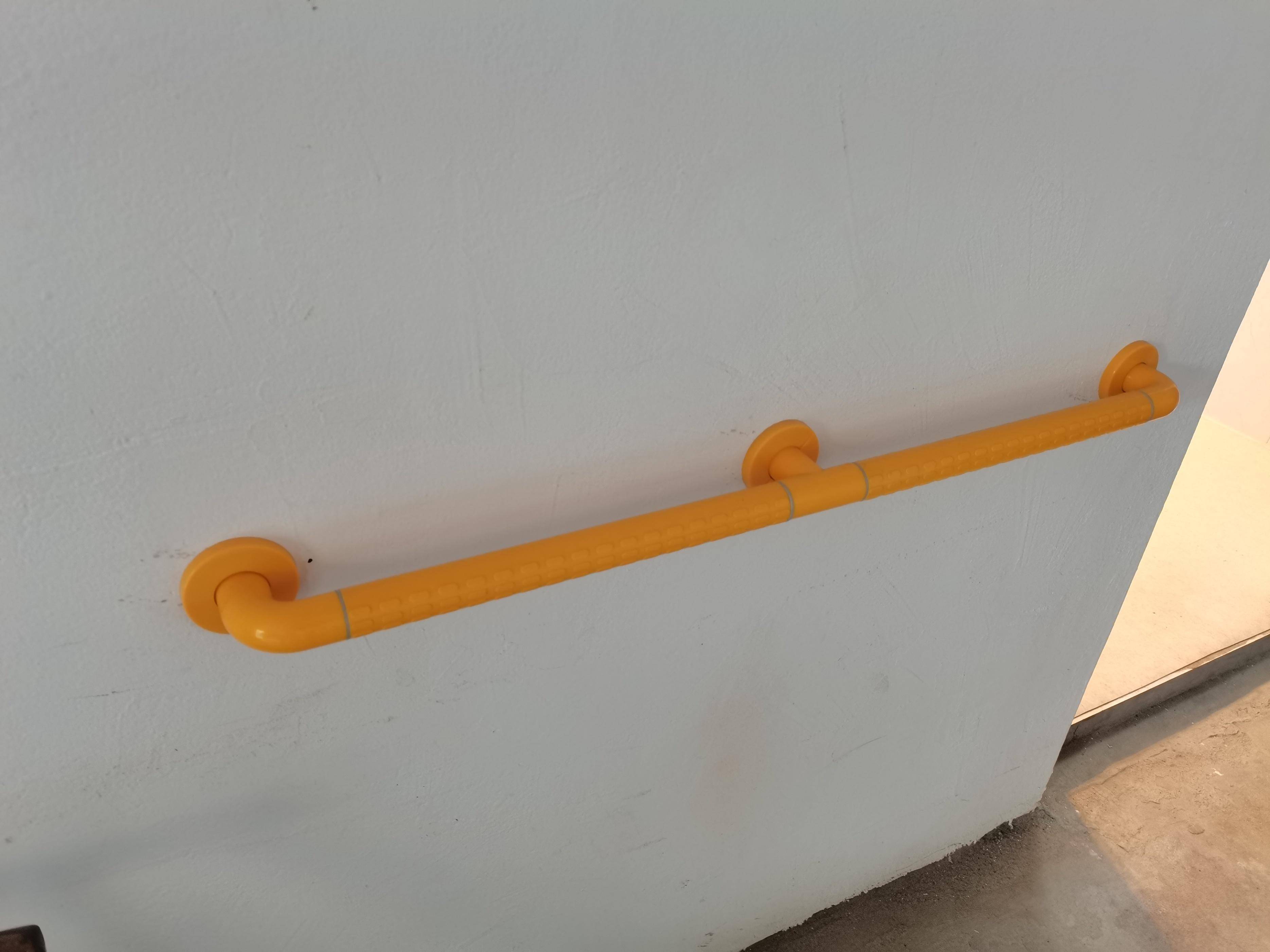 三,卫生间安装淋雨扶手和马桶扶手,在我国很多老人都是在卫生间摔伤的