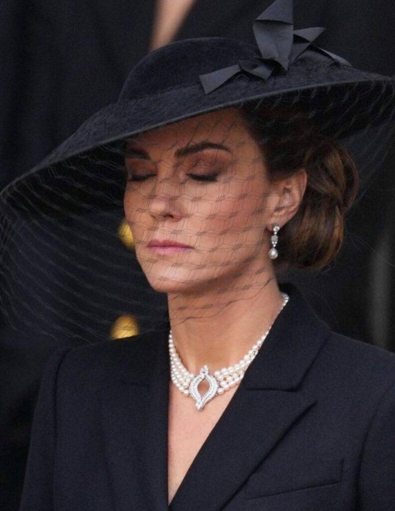 3,珍珠项炼凯特王妃选择的这条珍珠项链也曾出现在2017年女王结婚纪念