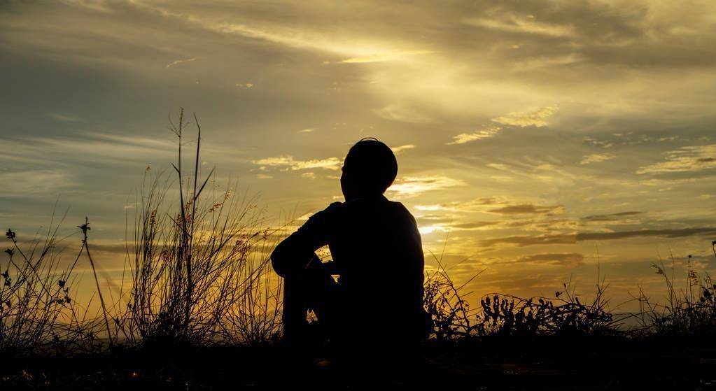 阿兰说要给孩子做晚饭了,便急匆匆地走开了,看着她远去的背影,我心里