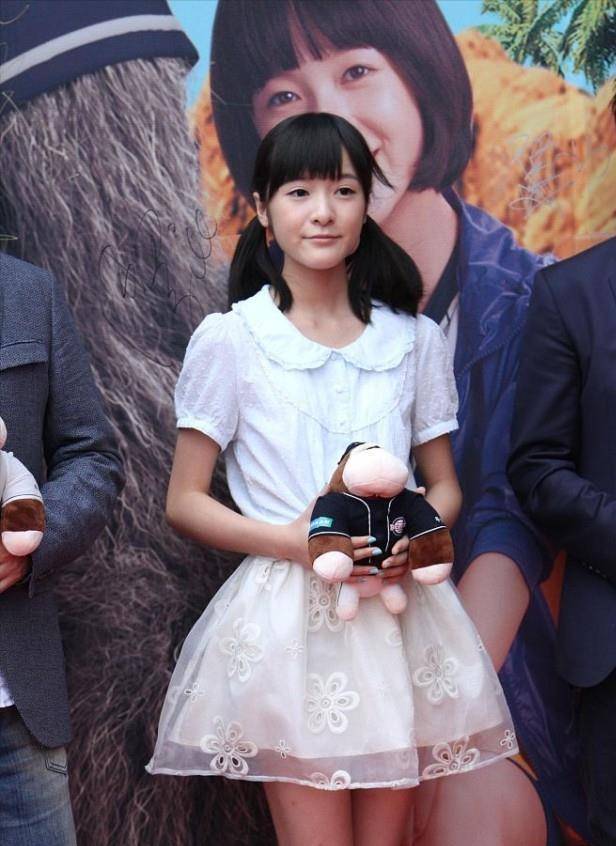 徐娇真的长大了,看上去好端庄,穿着白色裙子很有"星女郎"的范