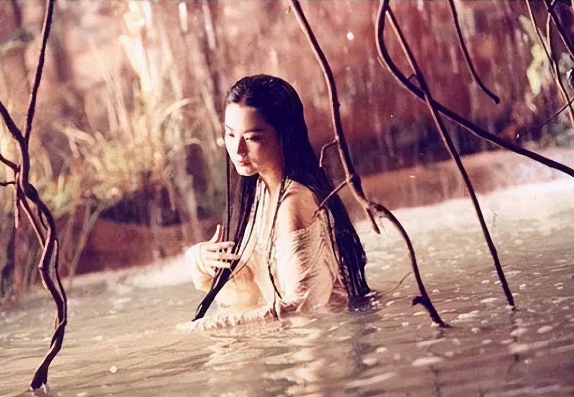 在《白发魔女传》中,有一场戏是林青霞溪边沐浴
