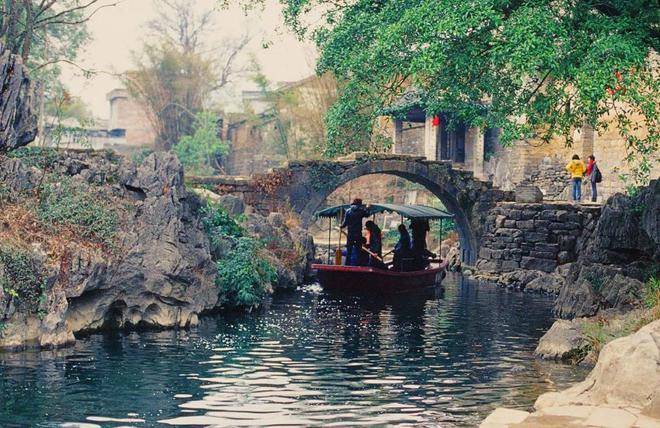 广西最值得一游的千年古镇，被称为“小桂林”，地名由两姓氏组成