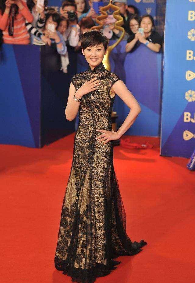 徐帆出席活动,短发搭配黑色旗袍礼服,既突出了她的时尚魅力_图案_元素