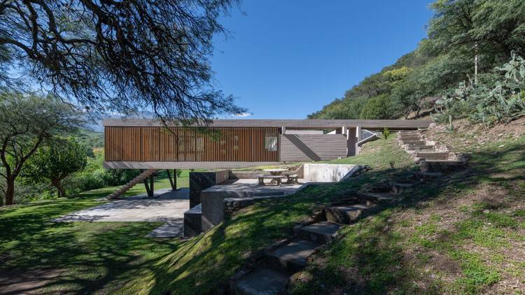 案例分享 | 当大自然定义建筑时:科尔多瓦山脉的10座房屋_地形_环境