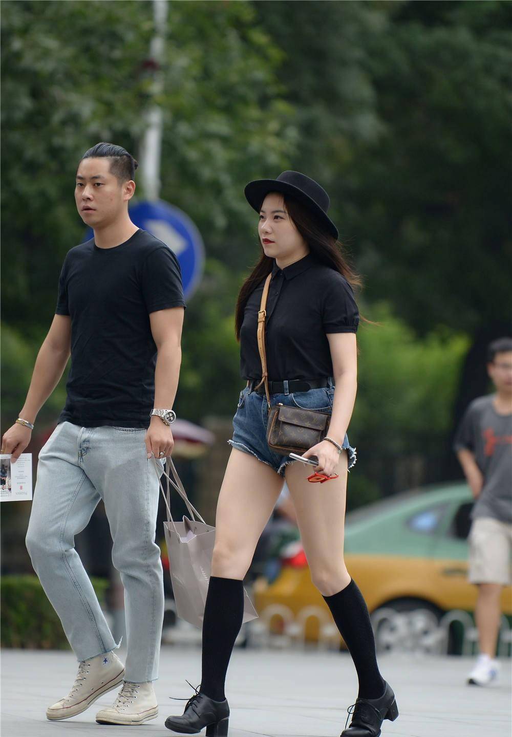 毛边牛仔短裤,高腰款式,搭配长筒袜,也可以显腿长_效果_风格_生活