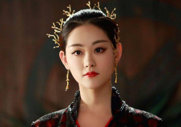 白浅看到玄女那么喜欢她的容貌,所以请求折颜把自己的容貌送给玄女