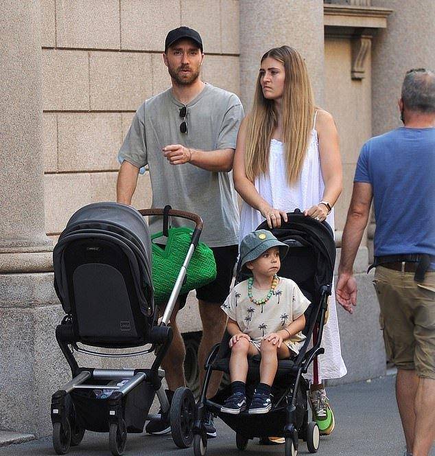 出现在意大利米兰街头,和妻子萨布丽娜