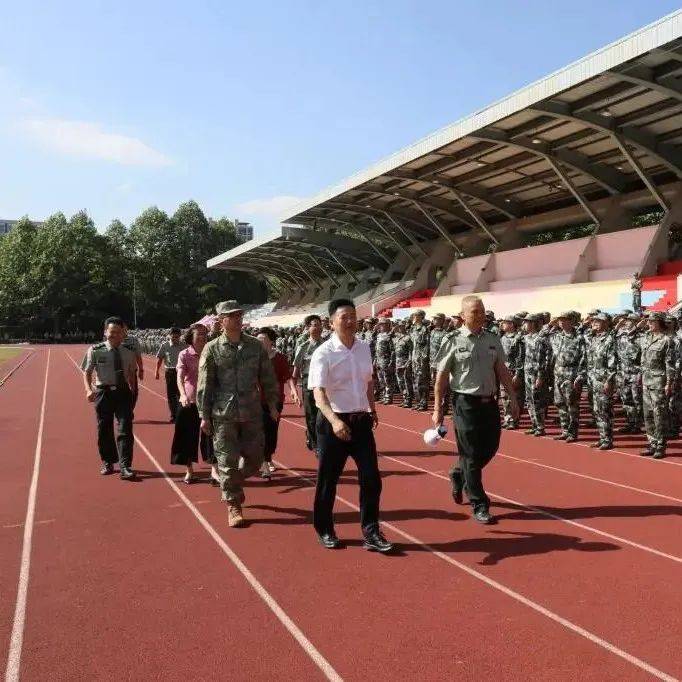 【军训进行时】校领导看望慰问2022级军训官兵_沈希_训练_大学