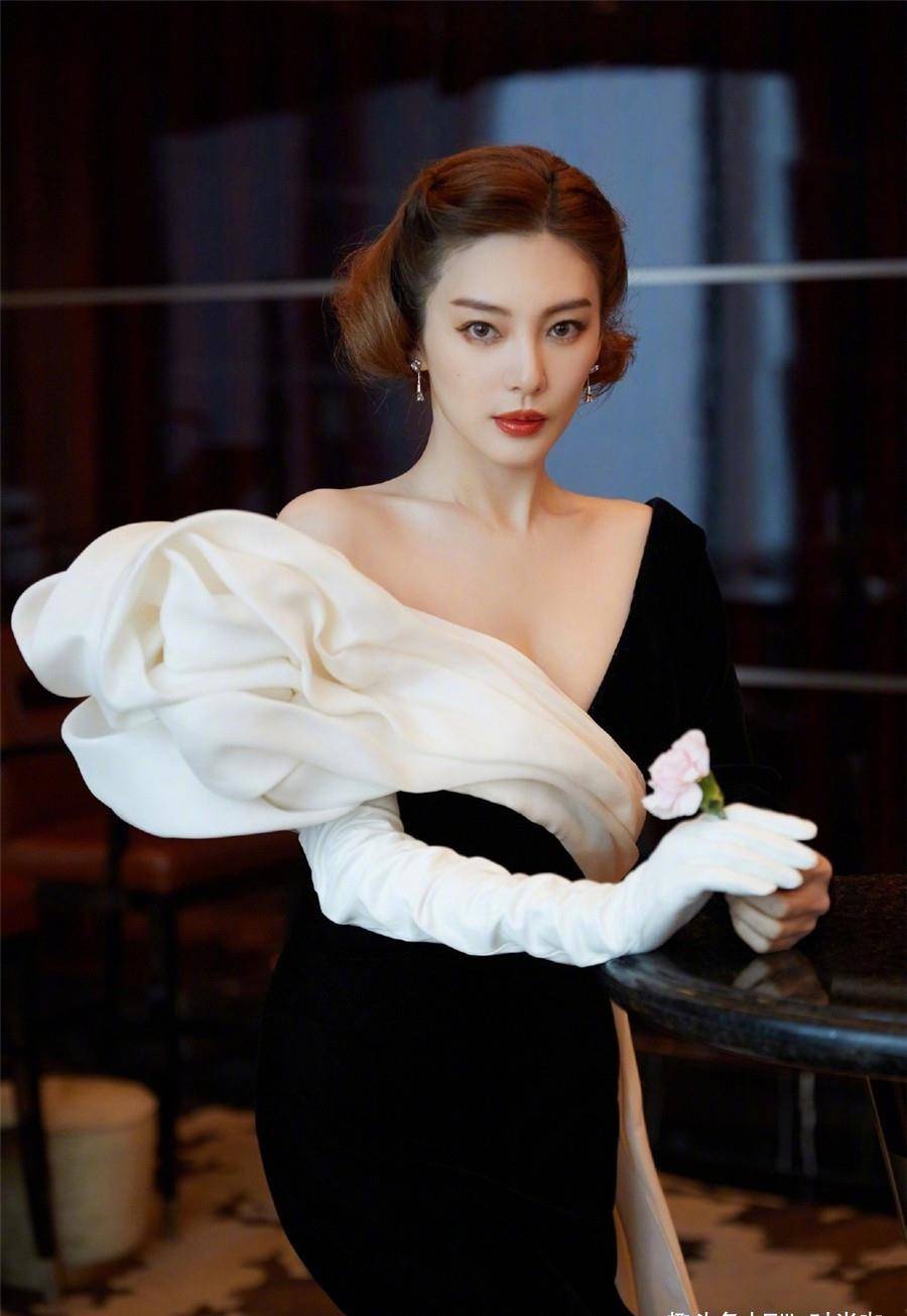 为了让这身造型显得更加应景,张雨绮还特意采用了淡棕色的短发发型