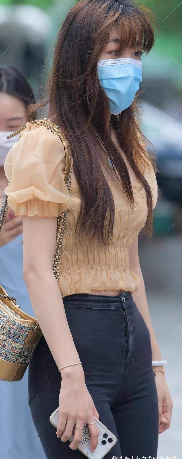 浅黄色u领短款薄纱上衣,搭配黑色紧身裤,穿出苗条淑女形象_裤子_设计