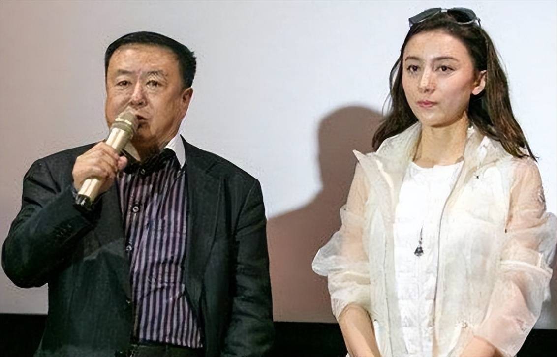 导演尤小刚:三婚娶小30岁的周庭伊,66岁连生两子,70岁不敢退休_父母