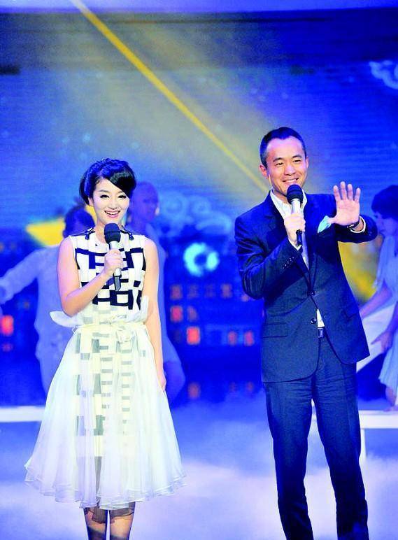 东方卫视主持人李菡,嫁大10岁二婚男邱启明,幸福恩爱令人羡慕_电视