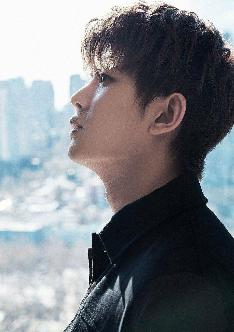 张扬的星星贴,华丽富贵的长袍,任嘉伦这气质真不像三十一岁奶爸_时尚