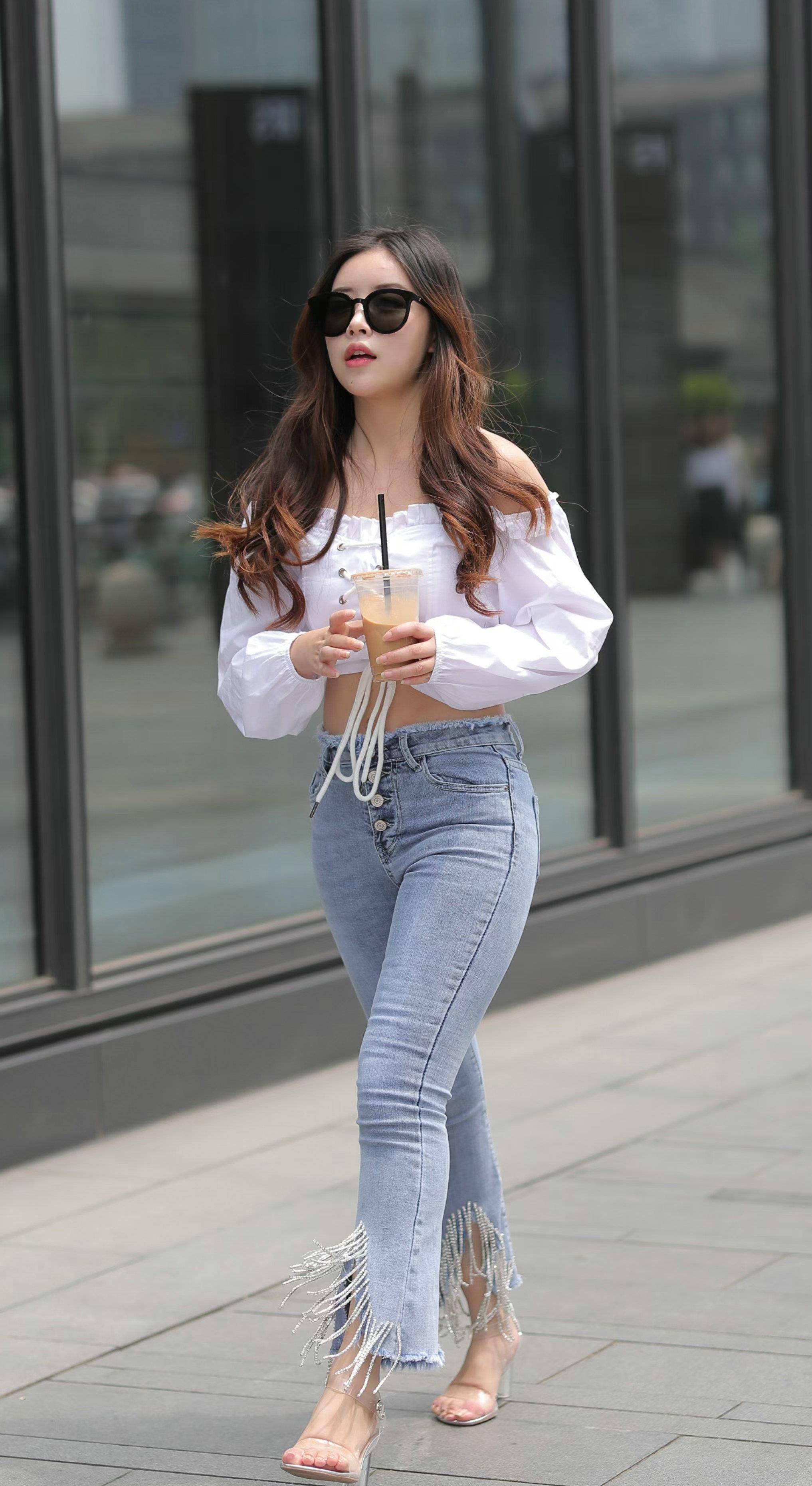 街拍:微胖小妹穿半身衣,配上时髦感的牛仔裤,凸显了微胖的魅力_姐姐