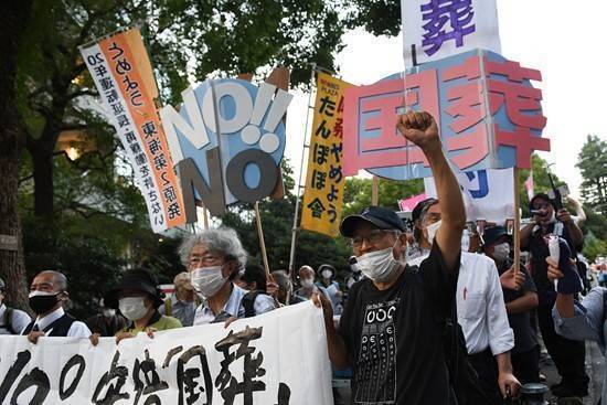 日本政府“吊唁外交” 国外遇冷国内受质疑