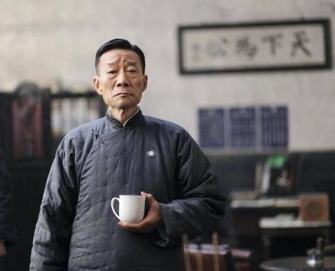 2012年,李雪健演《一九四二》河南省政府主席李培基这个角色,一场分粮