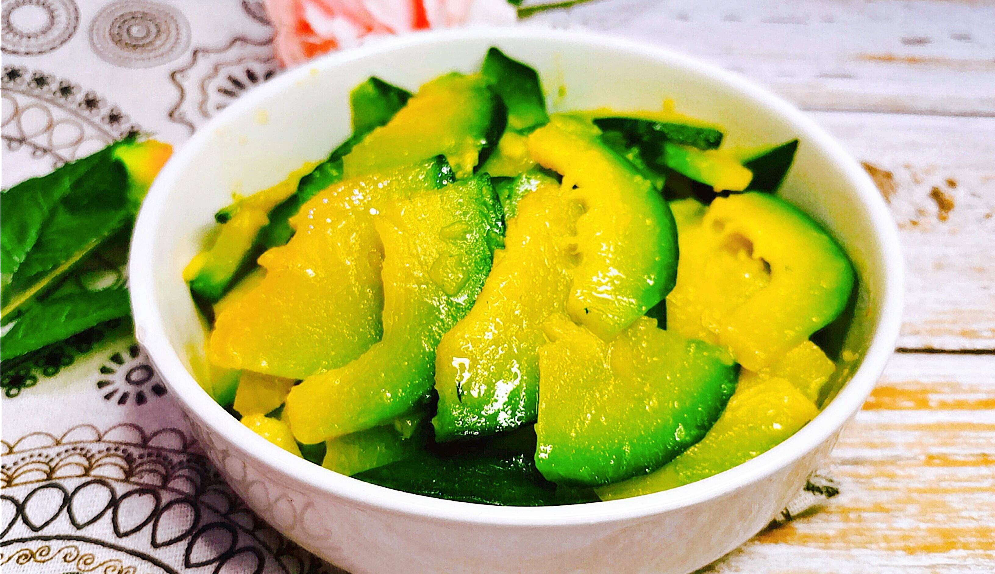 【清炒嫩南瓜】----4.倒入菜苔,大火快炒.