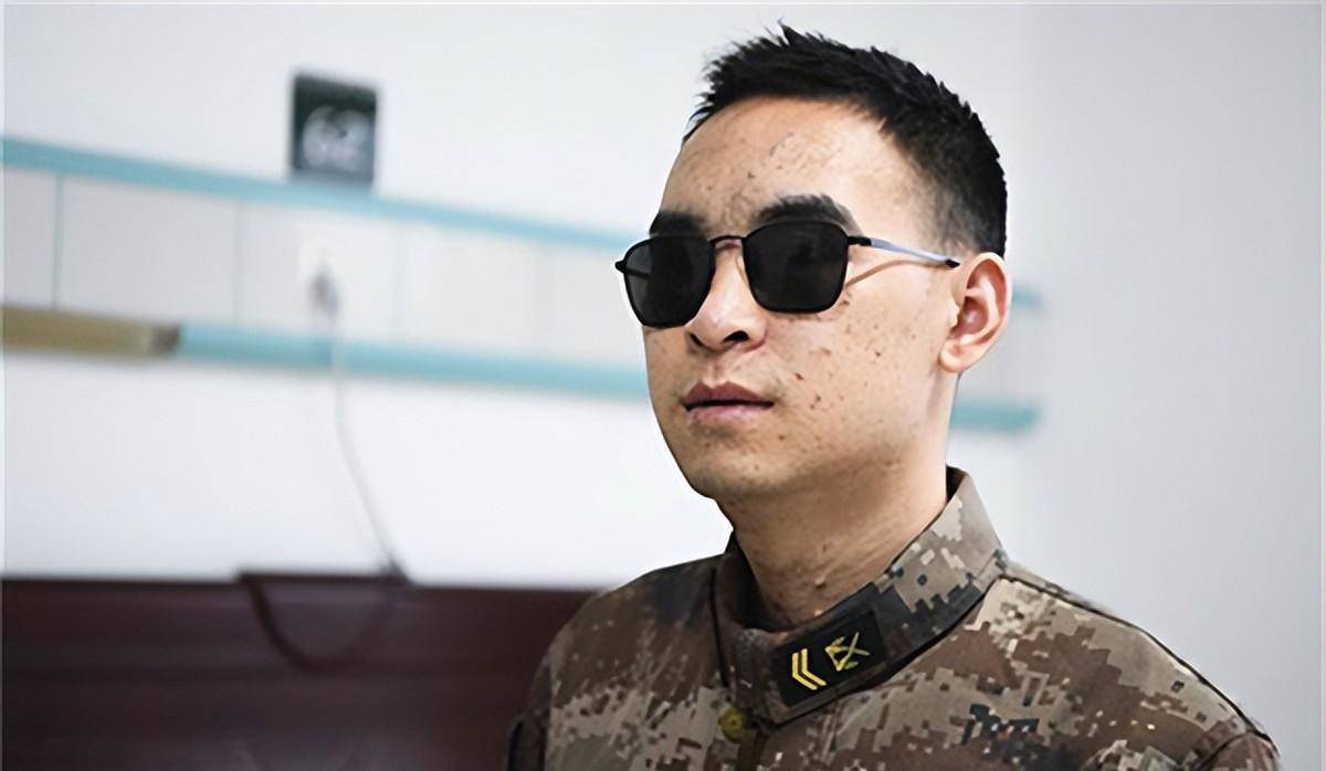 2018年,"排雷英雄"杜富国获一等功,后来怎么样了?_扫雷_战友_雷场