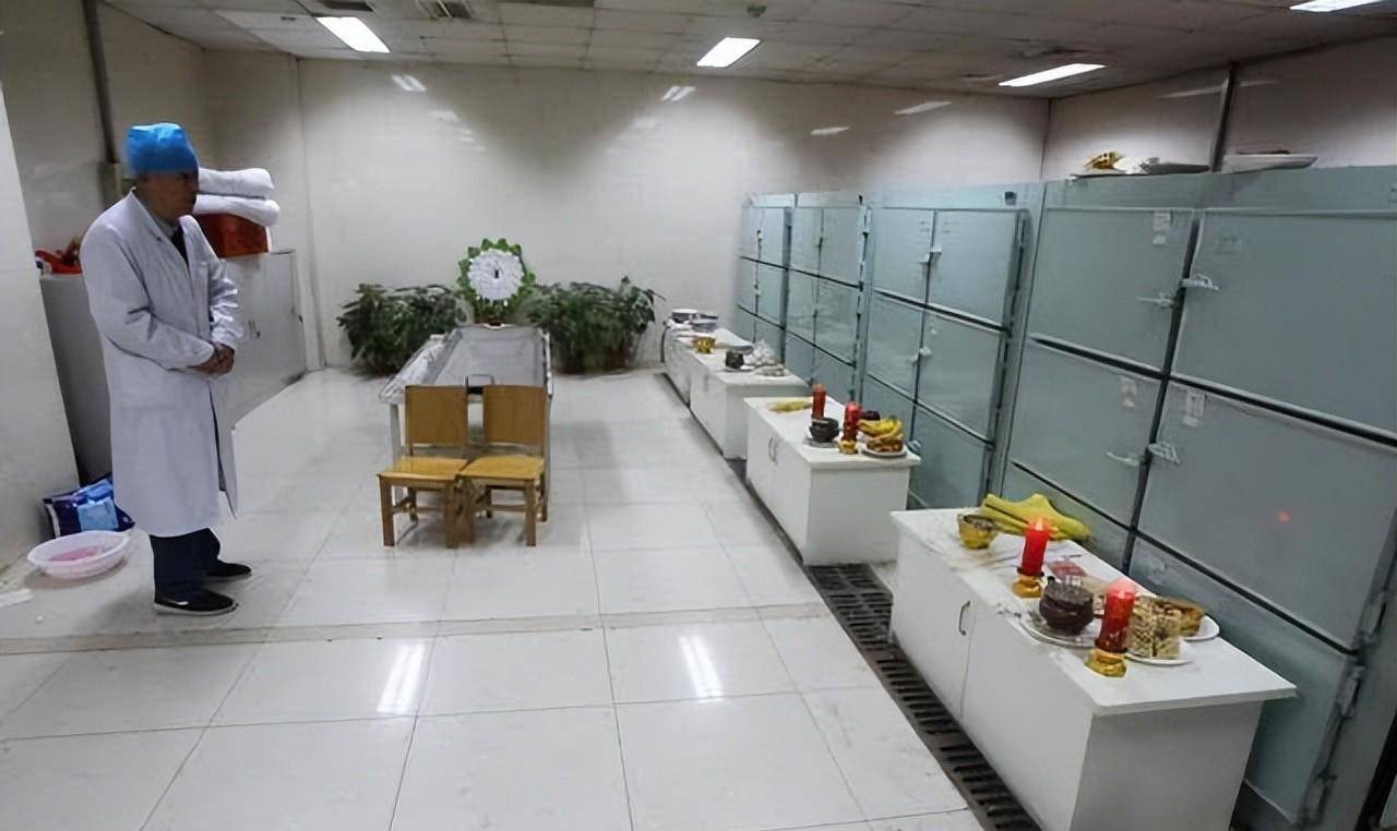 老舒打着手电,举着警棍走在前边,从下了电梯到太平间电灯开关这段路